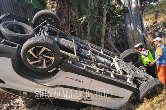 Kondisi Toyota Rush terguling di parit setelah mengalami kecelakaan tunggal di Tol Surabaya-Mojokerto akibat ban mobil pecah mendadak, Senin (16/9/2019)