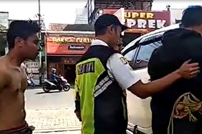 Dua pelaku pencurian helm di Kampus Unisma diangkut dengan mobil untuk diserahkan ke polisi, Senin (16/9/2019) 