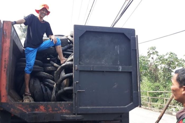 Anggota TNI membersihkan ratusan ban bekas yang ditemukan di aliran Sungai Cipakancilan, Kota Bogor, Jumat (13/9/2019)