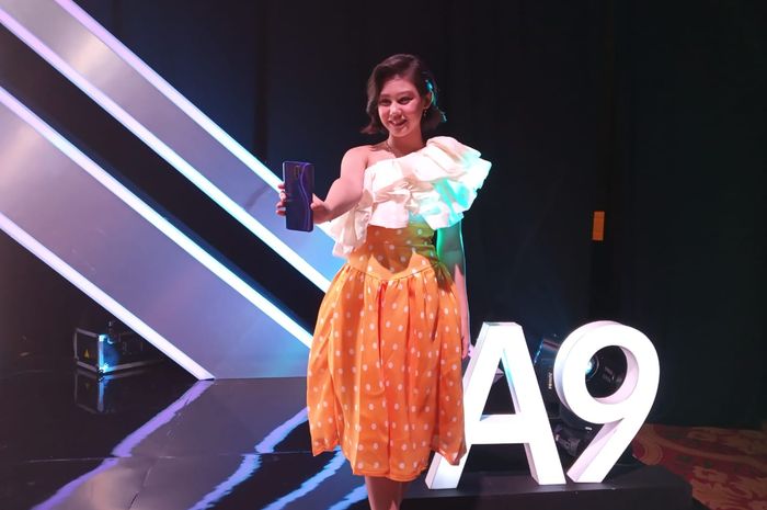 Vanesha Prescilla, saat memperkenalkan Oppo A9 2020 di acara peluncurannya.