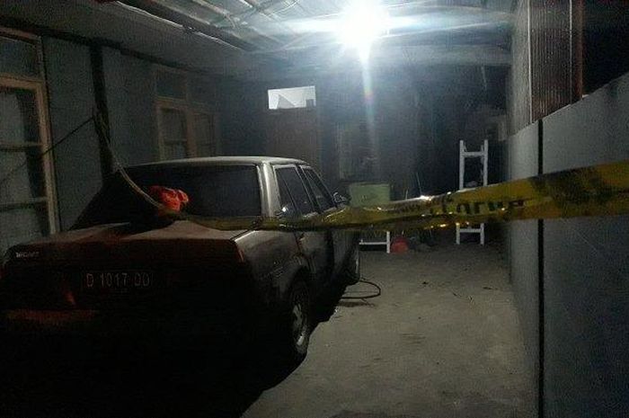 Seorang penjual bakso bernama Soni (60) ditemukan tewas di mobil sedan Toyota Corona yang terparkir di garasi rumahnya, Selasa (17/9/2019).