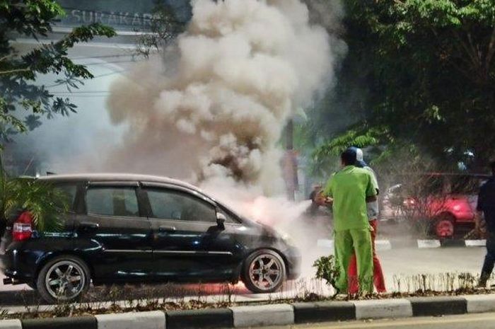 Satu unit mobil Honda Jazz yang terbakar di Jalan Adi Sucipto Manahan Solo, Selasa (17/9/2019).    