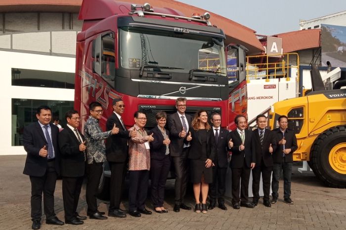 Petinggi Volvo Construction Equipment (Volvo CE) dan Volvo Trucks Indonesia foto di depan Volvo FH 610 berlivery khusus