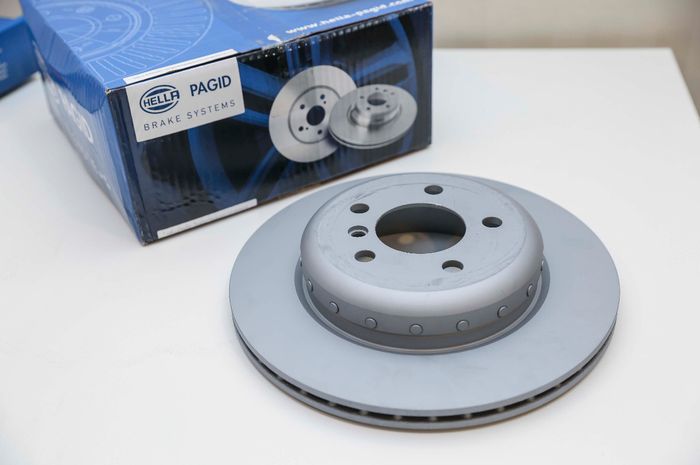 Piringan cakram berbahan komposit untuk BMW F10