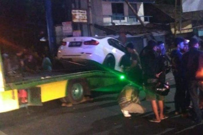 Remaja 18 tahun kemudikan mobil sedan BMW kemudian tabrak tiang listrik di Jalan Ahmad Yani , Kota Bandug, Rabu (18/9/2019) dini hari.