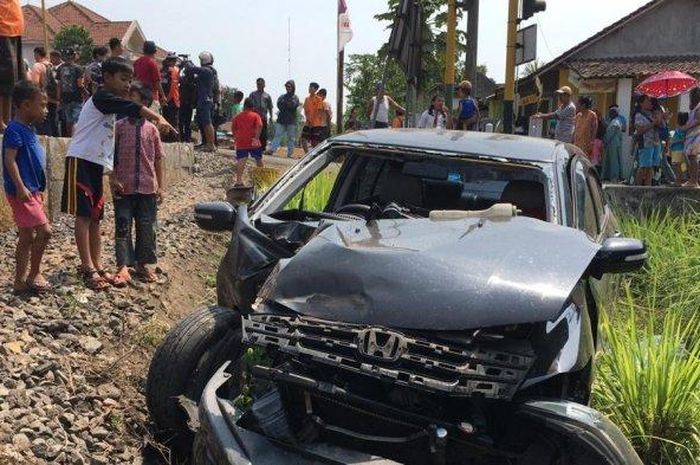 Honda City ringsek setelah tersambar kereta api di Desa Rambigundam, Kecamatan Rambipuji, Jember, Selasa (17/9/2019).