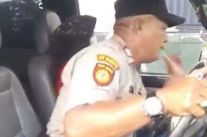 Anggota Polsek Cilincing, Aiptu I Wayan Putu Sumerta menolong wanita menggendong jenazah bayinya ke rumah