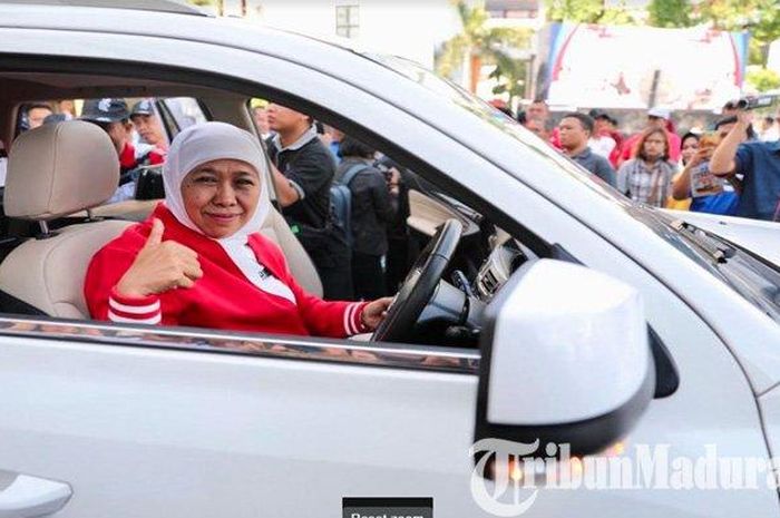 Gubernur Jawa Timur, Khofifah Indar Parawansa saat menjajal mobil Esemka peringatan Hari Ulang Tahun Provinsi Jawa Timur ke 74 pada Rabu (18/9/2019).  