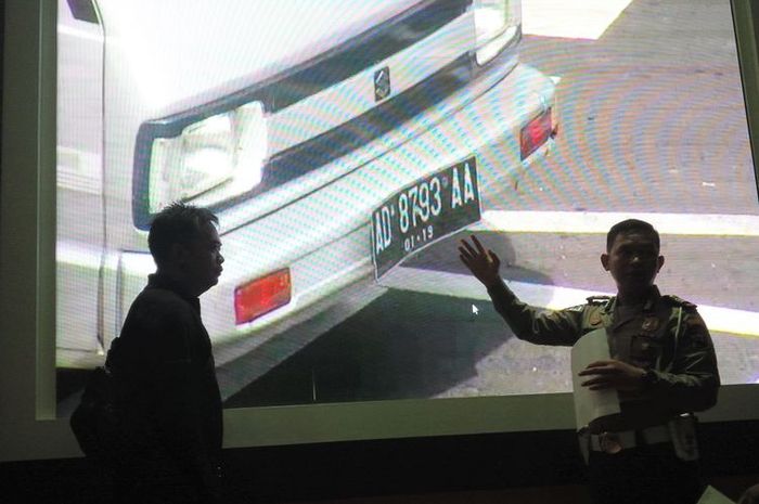 Pantuan Kendaraan di ruang TMC Satlantas Polres Surakarta dalam rangka tilang elektronik