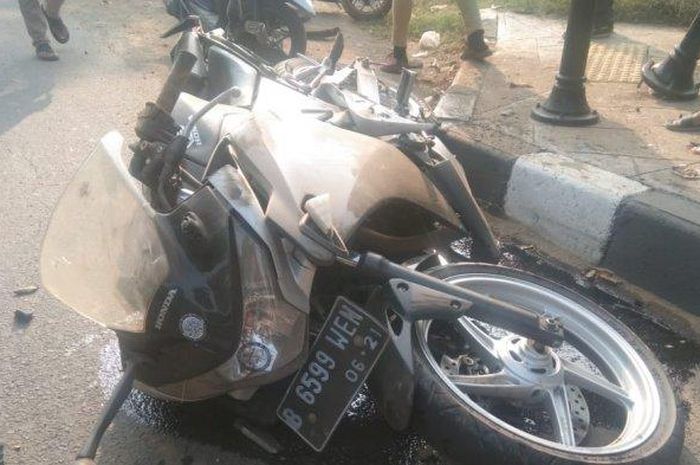 Honda CBR250R tergeletak di aspal, pengendara tewas hantam trotoar