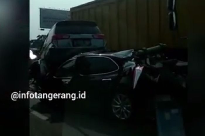 Kijang Innova terlibat kecelakaan beruntun dengan Toyota New Camry dan sebuah truk