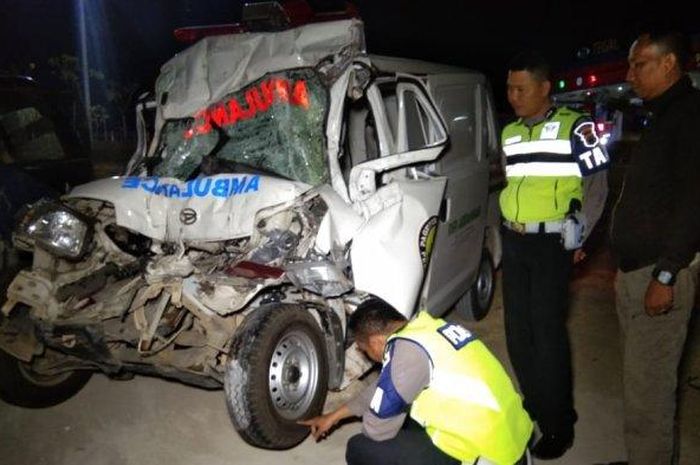 Petugas kepolisian mengecek kondisi mobil ambulans yang ringsek usai menabrak truk di Ruas Tol Pejagan-Pemalang Km 300+400 Kabupaten Tegal, Kamis (19/9/2019) petang. 