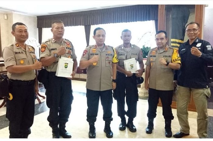 Kapolda Metro Jaya Irjen Pol Gatot memberikan beasiswa kepada Aiptu Wayan Putu 