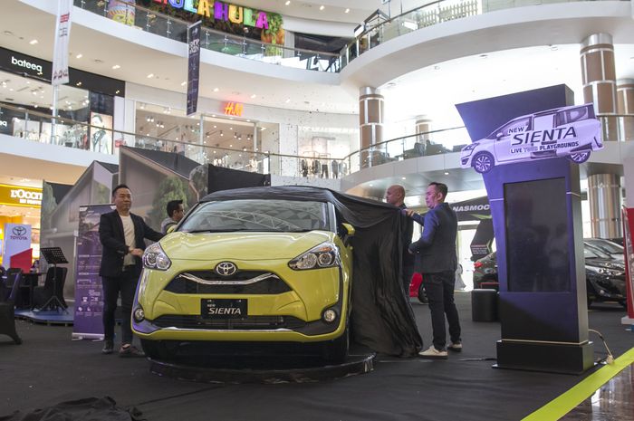 Prosesi buka tirai Toyota Sienta facelift saat lauchingnya di The Park Mall Solo Baru