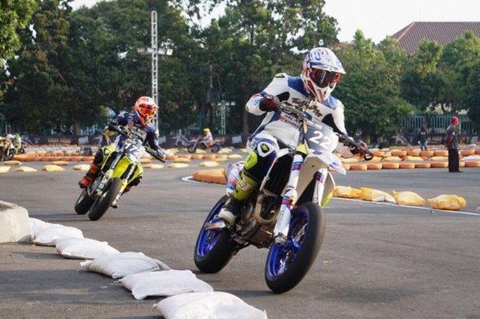 Aksi para pebalap saat melakoni sesi free practice jelang Trial Game Asphalt 2019, di Sirkuit Stadion Mandala Krida, Yogyakarta, Jumat (20/9/20119). 