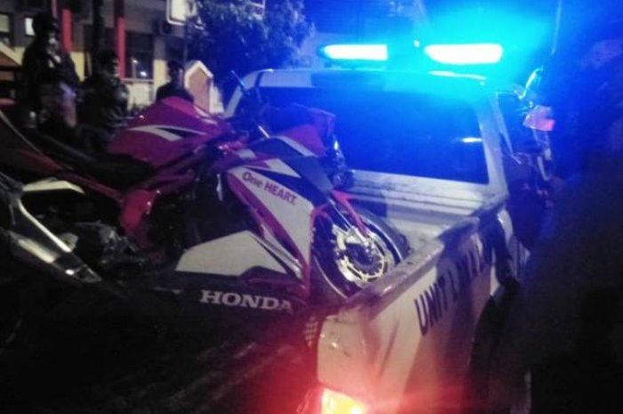 Motor Honda CBR250RR yang mengalami kecelakaan tunggal di Jalan Kaligarang, Semarang pada Jumat (20/9/2019) malam diangkut petugas.