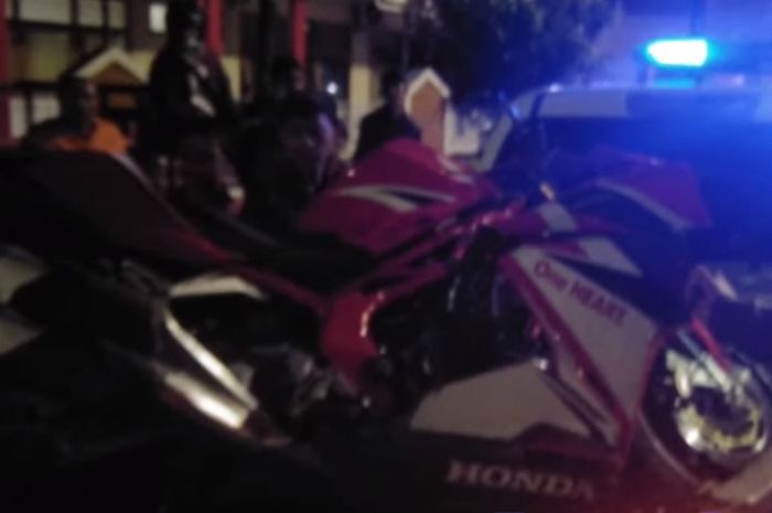 Honda CBR250RR hancur usai menghajar tiang listrik di jalan Kaligarang, kota Semarang, Jateng