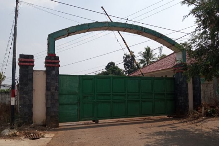 Pagar PT Adiperkasa Citra Esemka Hero tertutup rapat