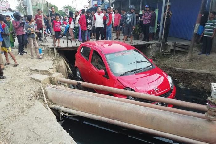 Mobil Daihatsu Alya Merah (KT 1971 RJ) masuk parit saat terjadi aksi kejar-kejaran petugas BNN dengan gembong narkoba di simpang empat Sempaja, Samarinda, Jumat (20/9/2019)