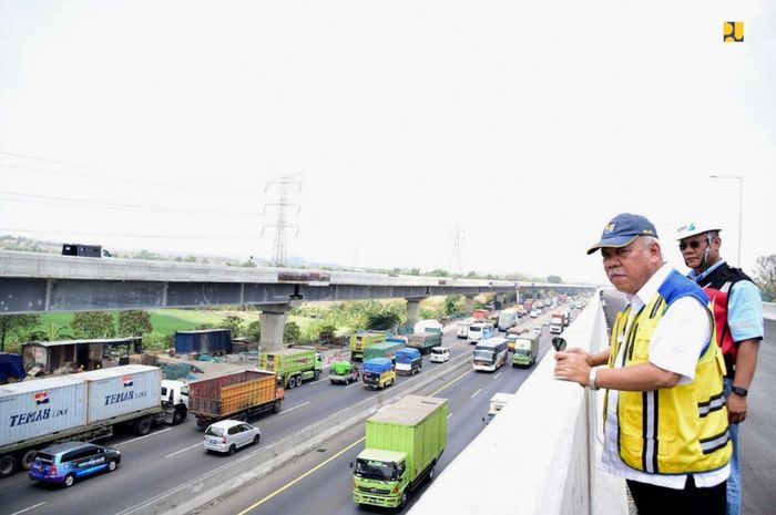 Menteri PUPR Basuki Hadimuljono meninjau progres pembangunan Jalan Tol Layang Jakarta-Cikampek (Japek)