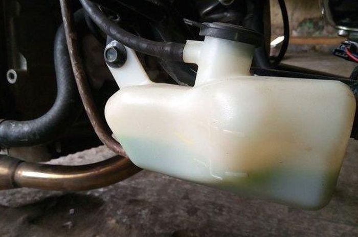 Air radiator atau radiator coolant di tabung reservoir dijaga ketinggiannya. Jangan sampai habis