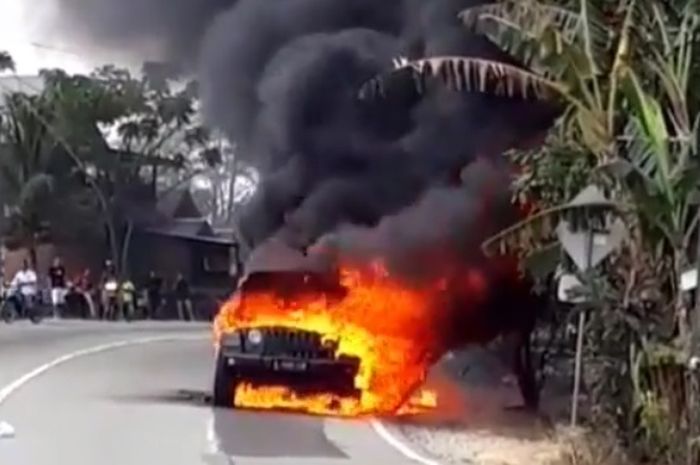 Jeep Rubicon Terbakar di Samarinda, Kalimantan Timur, Sabtu (21/9/2019)