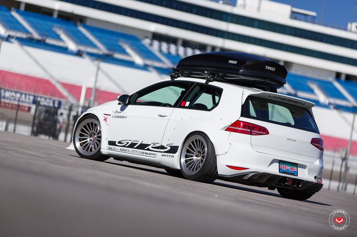 Tampilan belakang modifikasi VW Golf pakai body kit Rocket Bunny