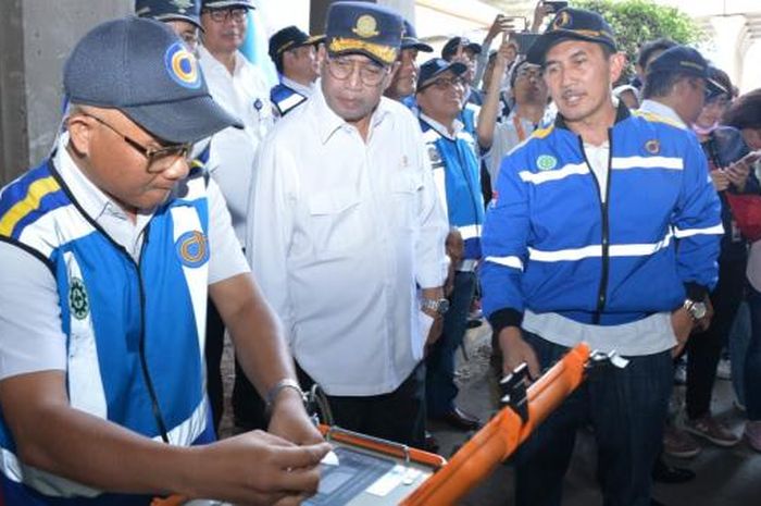 Menteri Perhubungan Budi Karya Sumadi (Tengah) saat meninjau ujicoba jembatan timbang Weigh-In-Motion (WIM) di Jalan Tol Jakarta-Cikampek KM 9 pada Minggu (22/9).