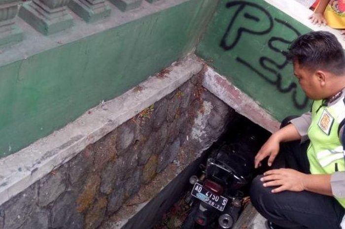 Polisi mengecek TKP kecelakaan Honda Tiger masuk selokan sempit di Jalan Selogiri - Wonogiri  Minggu (22/9/2019). 