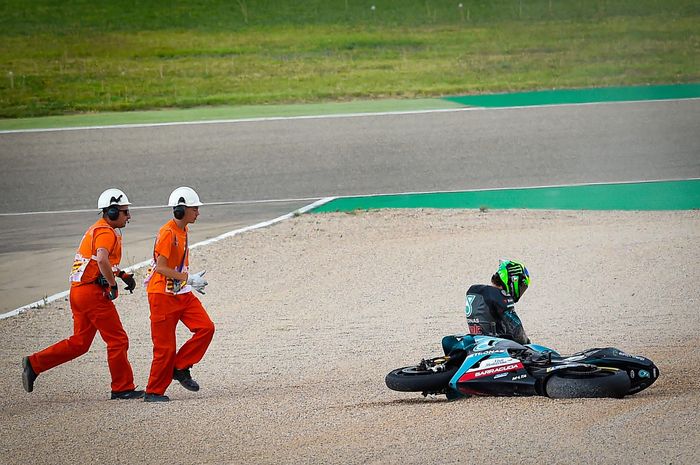 Franco Morbidelli terjatuh di tikungan 12 di race MotoGP Aragon usai ditabrak Alex Rins