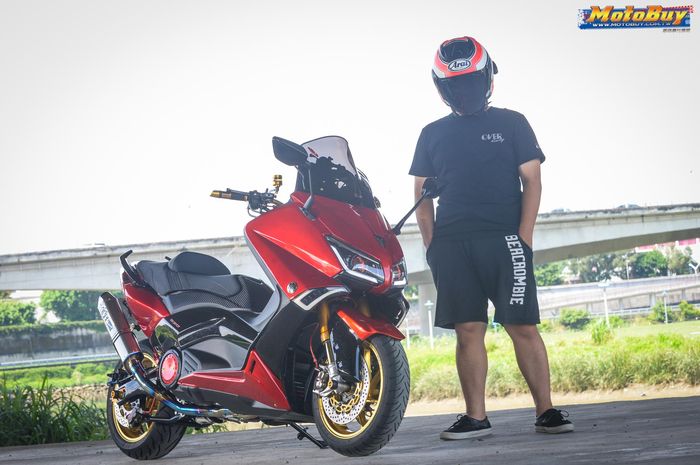 Yamaha TMAX menggoda pakai baju merah
