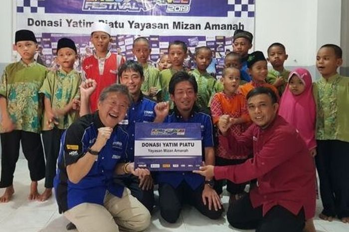 Presdir Yamaha Minoru Morimoto sumbangkan hadiah