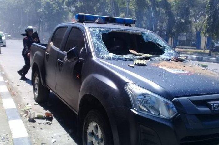 Isuzu D-Max polisi hancur dilempari batu oleh massa demo di depan gedung DPRD Sulawesi Selatan