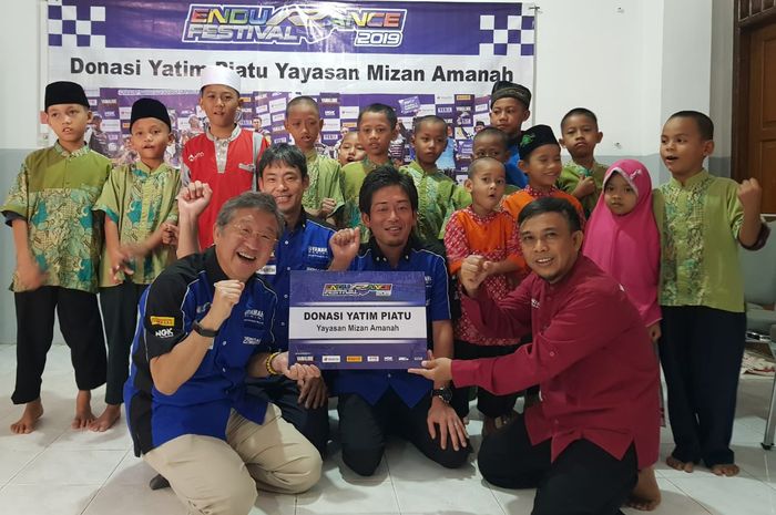 President Director &amp; CEO PT Yamaha Indonesia Motor Mfg., Minoru Morimoto memberikan donasi ke anak Yatim