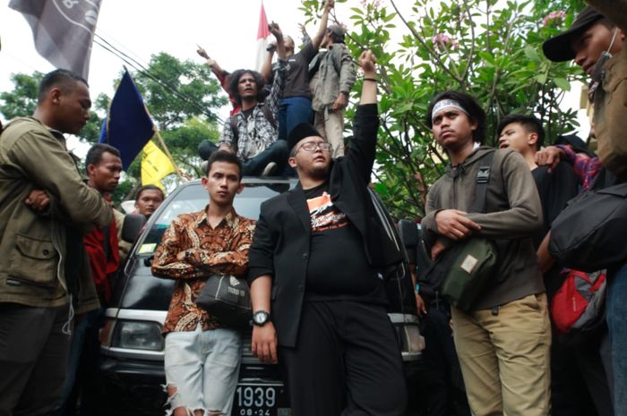 Pengunjuk rasa berhasil menerobos pagar berduri yang dipasang tim kepolisian dan Brimob di depan Kantor DPRD Surakarta