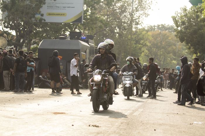 Sempat ditutup karena demo, Jalan Adi Sucipto, Surakarta mulai dilalui kendaraan bermotor
