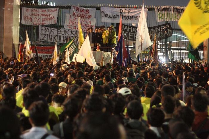 Mahasiswa menyampaikan orasi di Depan Gedung DPR/MPR, Jalan Gatot Subroto, Senayan, Jakarta Pusat, Senin (23/9/2019)