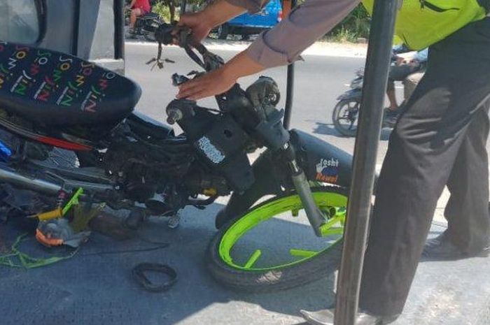 Polisi mengevakuasi motor Honda Supra yang dikendarai dua pelajar SMP setelah mengalami kecelakaan dengan truk, Selasa (24/9/2019).