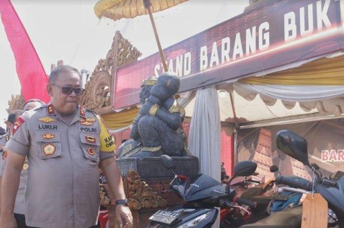 Kapolda Jatim, Irjen Pol Luki Hermawan saat meninjau lokasi Gebyar Expo Barang Bukti.