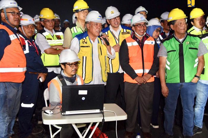 Menteri PUPR Basuki Hadimuljono turut dalam uji beban Jalan Tol Layang Jakarta-Cikampek II