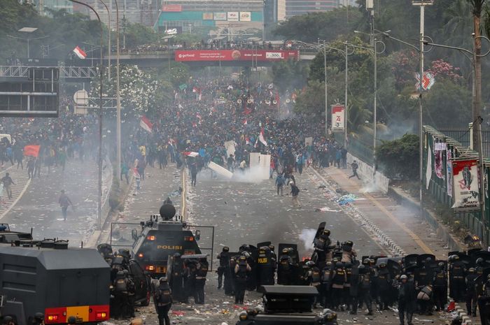 Polisi melontarkan gas air mata saat kericuhan dalam unjuk rasa di Depan Gedung DPR/MPR, Jalan Gatot Subroto, Senayan, Jakarta Pusat, Selasa (24/9/2019).