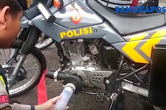 Motor trail Suzuki DR200 dimodifikasi untuk memburu api menggunakan turbin mini di bagian bak magnet.