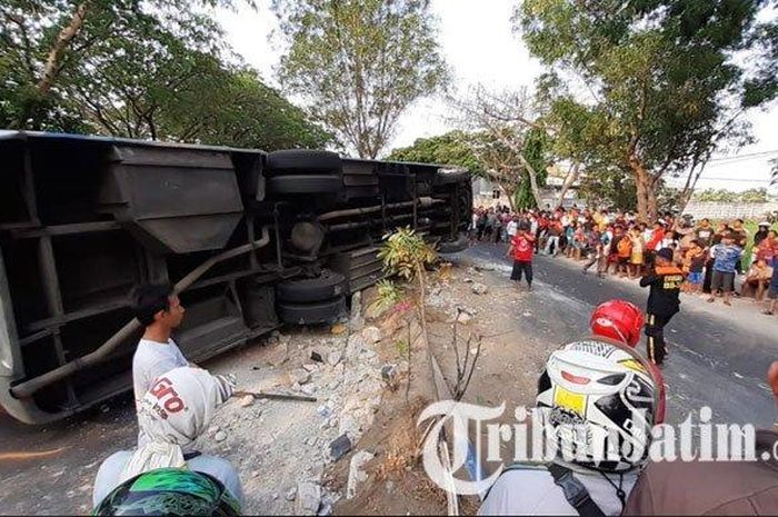 Bus Sugeng Rahayu terguling setelah menabrak pemotor yang menyeberang di Jalan Ring Road Kota Madiun, Selasa (24/9/2019) sore. 