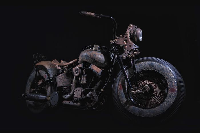 Harley-Davidson Heritage kustom dengan tubuh penuh tato