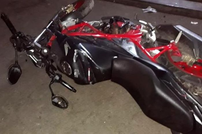Honda CB150R tergulai lemah setelah dianiaya polisi saat demonstrasi mahasiswa