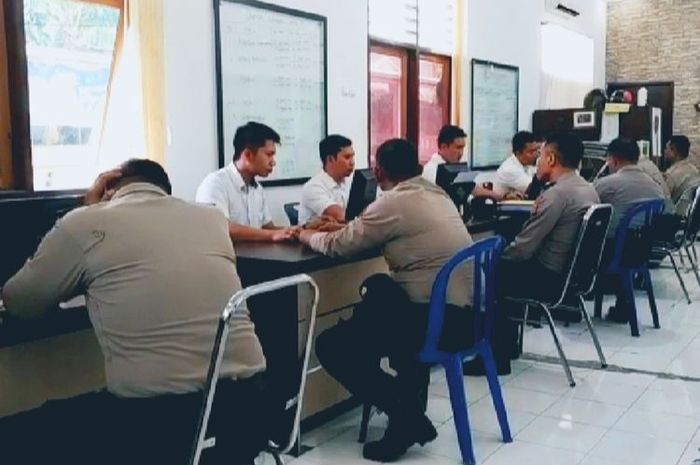 Pemeriksaan 9 tersangka penganiaya Zaenal Abidin (29) di Ruang Ditreskrimum Polda NTB, 9 TKS langsung ditahan setelah jalani pemeriksaan, Rabu (25/9/2019).