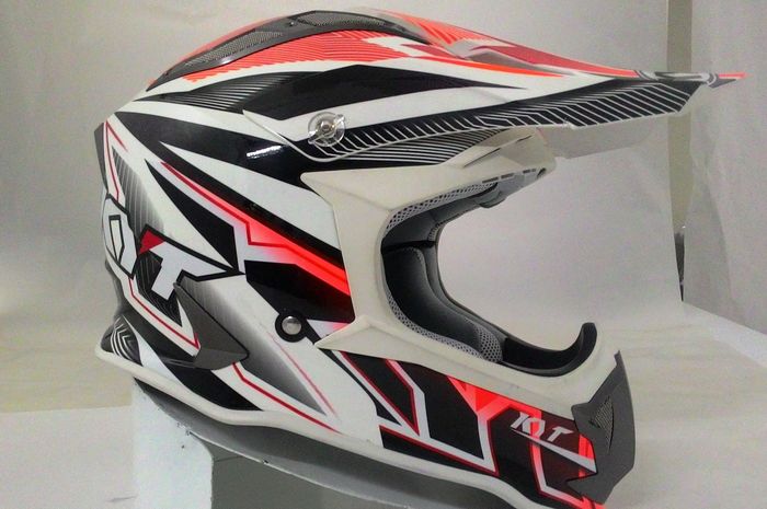 Helm KYT Strike Eagle