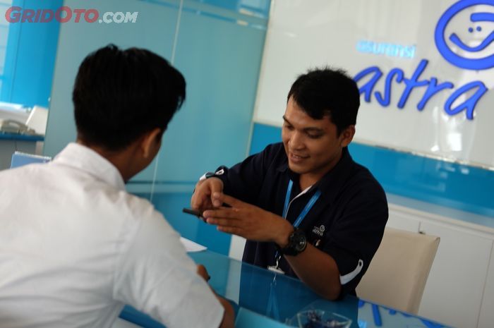 Ilustrasi pembelian asuransi di Asuransi Astra