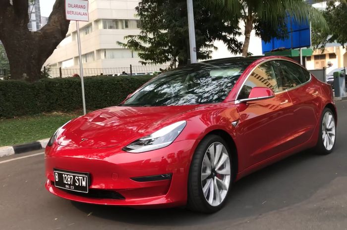 GridOto.com berkendara bersama Tesla Model 3