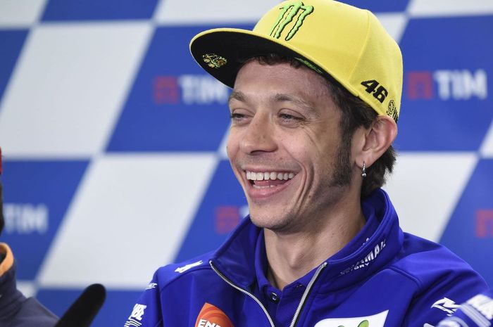 Valentino Rossi selalu memakai anting dengan dua bandulan di telinga kirinya